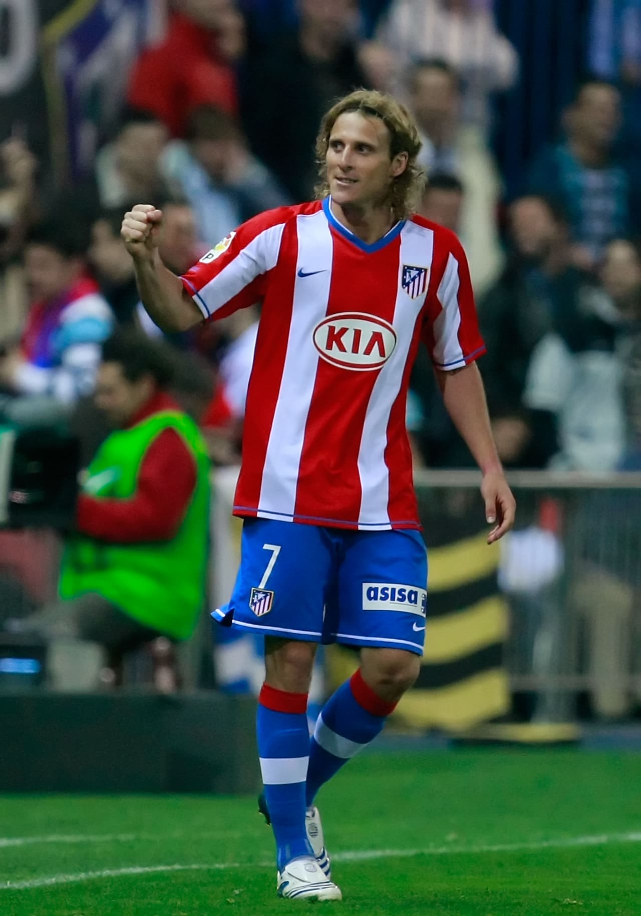 Pero no estuvo solo el argentino, ya que hizo una dupla letal junto a Diego Forlán quien marcó 96 goles hasta el 2011 cuando salió al Inter de Milán. El Kun, por su parte, marcó 101 anotaciones.