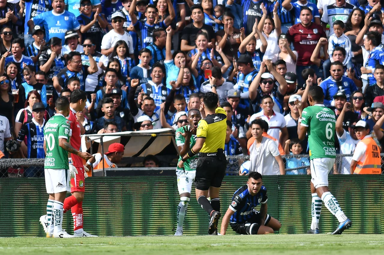 El árbitro central del partido decretó que el defensor de la Fiera debía ser expulsado.