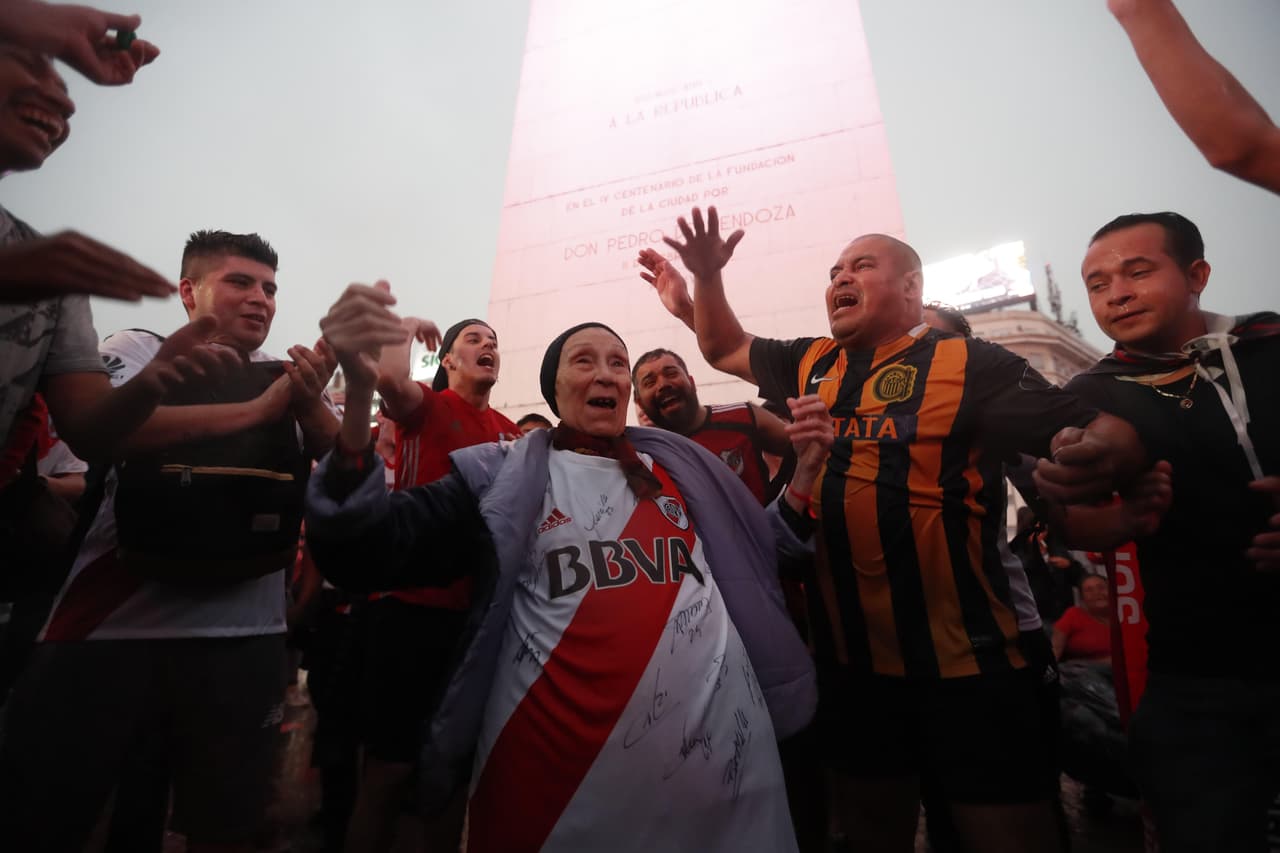 En el tradicional Obelisco de Buenos Aires se dieron cita los fanáticos de River Plate para celebrar la conquista de la Copa Libertadores 2018.