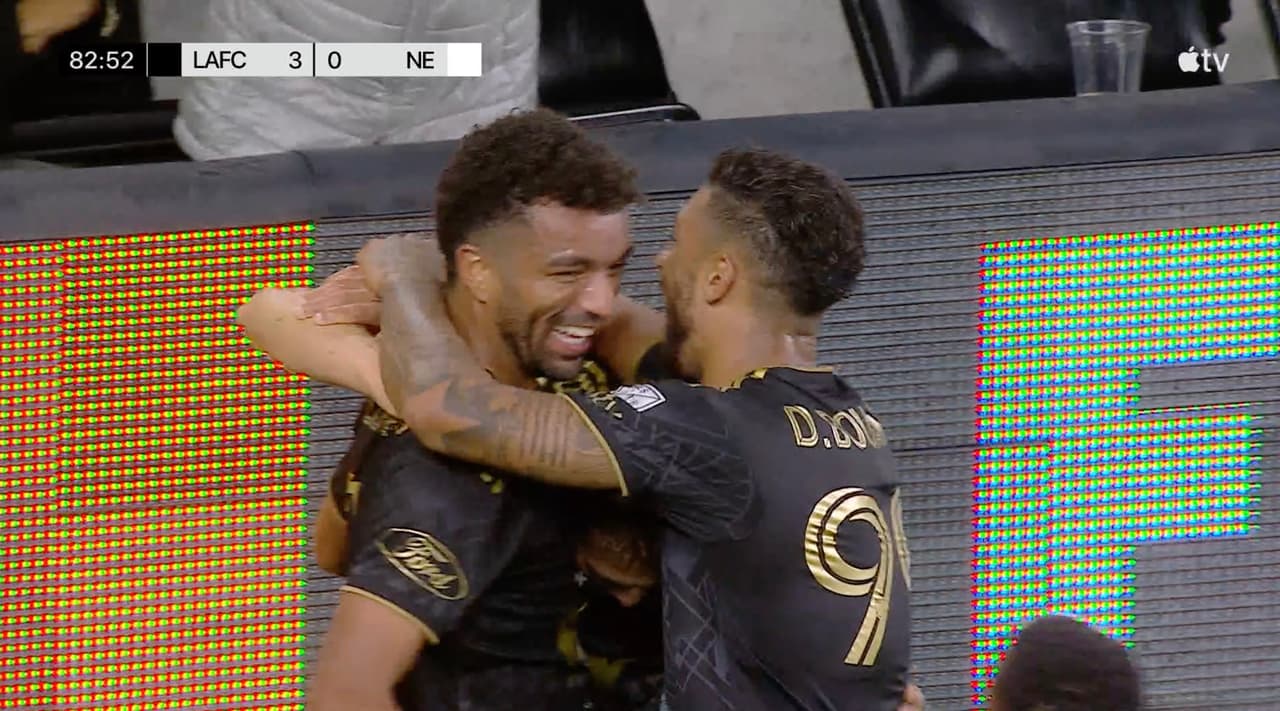 ¡Fiesta y goleada! Timothy Tillman roba el balón y hace un golazo para el 3-0