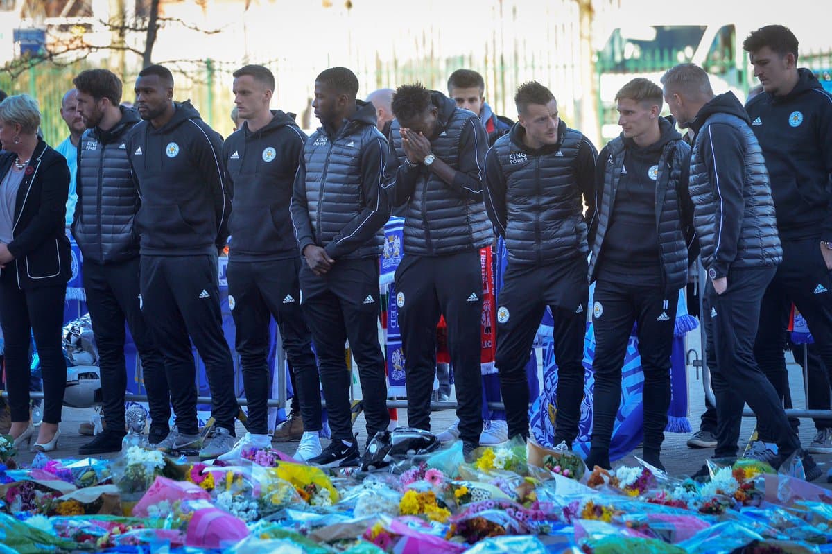 Antes de viajar para el juego de este sábado contra Cardiff City por la Premier League, los integrantes del Leicester City rindieron homenaje a los fallecidos.