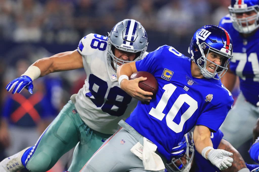 Durante la primera mitad la ofensiva de los New York Giants prácticamente no existió, la defensa de Dallas hizo un gran trabajo sobre Eli Manning, quien estuvo presionado muchas veces.