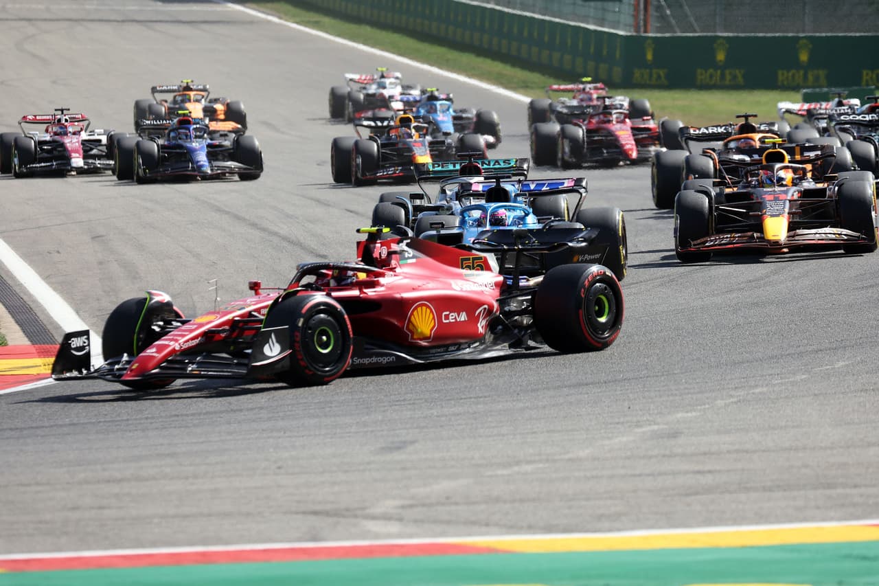 Sergio Pérez logró su podio 22 en Fórmula 1 al terminar segundo en el GP de Bélgica que ganó Max Verstappen; Carlos Sainz de Ferrari fue tercero.