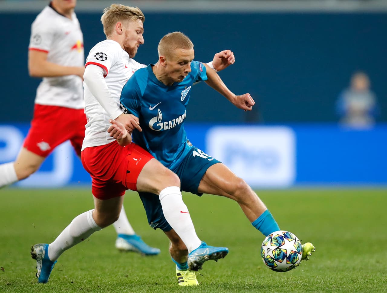 Emil Forsberg a la izquierda, lucha por el esférico contra Igor Smolnikov del lado derecho.