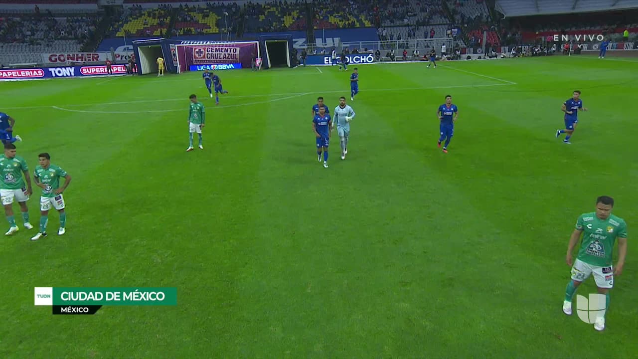 Arranca el partido y la pelota está en juego.