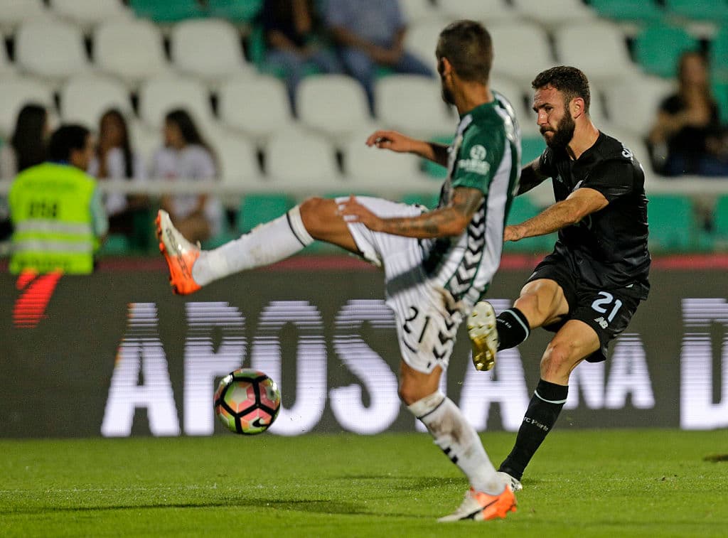 Miguel Layún y Porto no pudieron abrir al Vitoria.