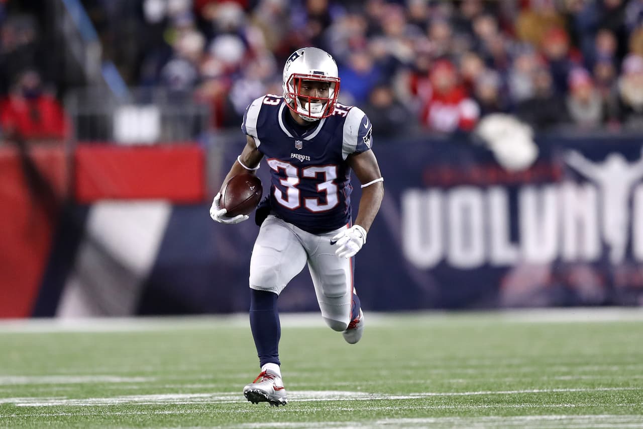 RB Dion Lewis: Deja a los Patriots, con quienes ganó dos Super Bowls, para jugar los siguientes cuatro años con los Titans