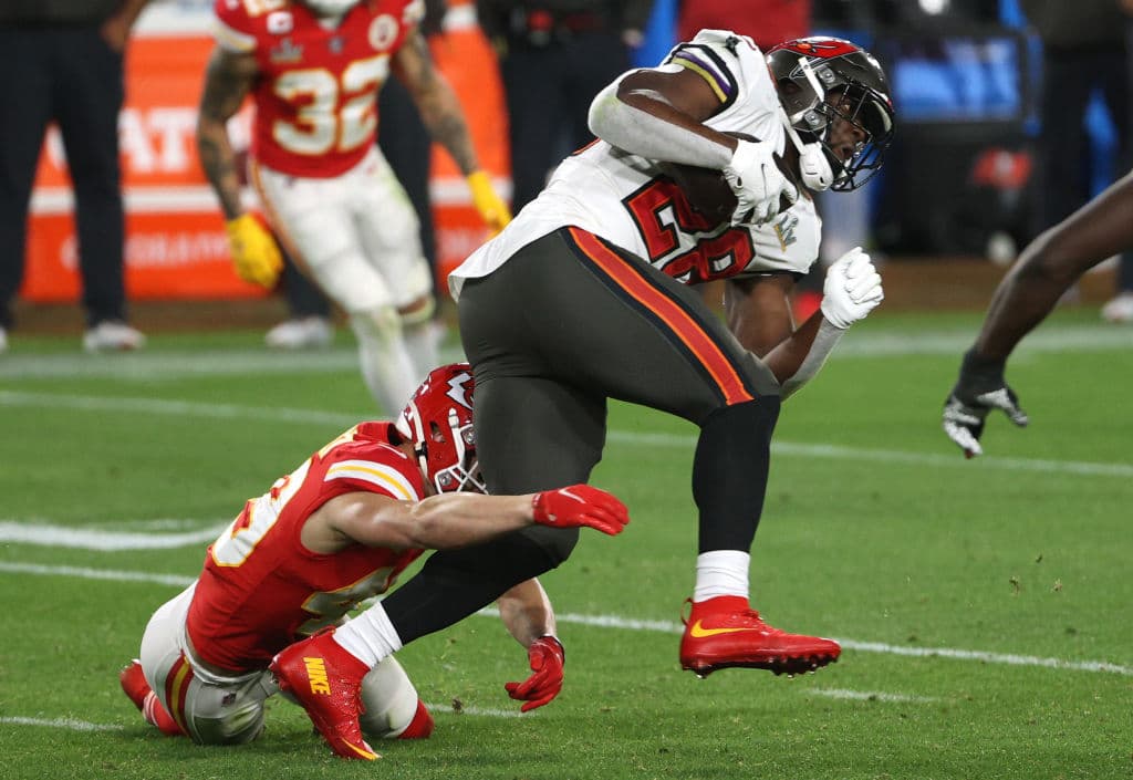 La defensa de los Tampa Bay deja a Patrick Mahomes sin pase de anotación y con dos intercepciones en la arrolladora victoria de los Buccaneers 9-31 sobre los Kansas City Chiefs. Tom Brady demuestra porque es el mejor y con tres pases de anotación y sin intercepciones consigue su séptimo anillo de Super Bowl.