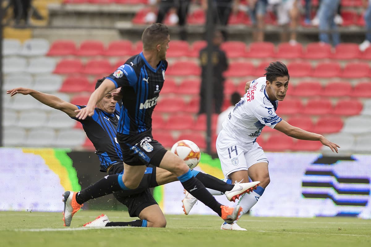 El mediocampista del Pachuca Erick Aguirre (derecha) fue uno de los mejores en un discreto partido para el Pachuca.