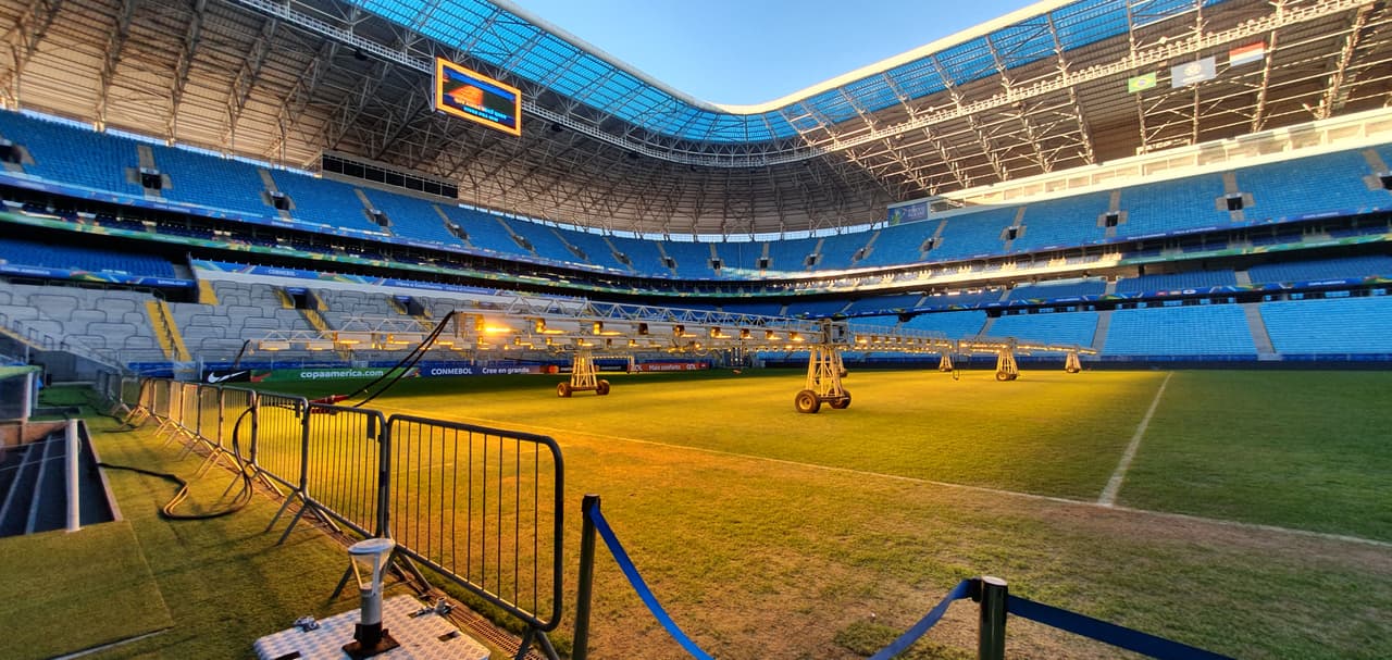 El pasto de la Arena do Gremio se cuida al extremo para recibir el choque entre Brasil y Paraguay en la Copa América 2019.