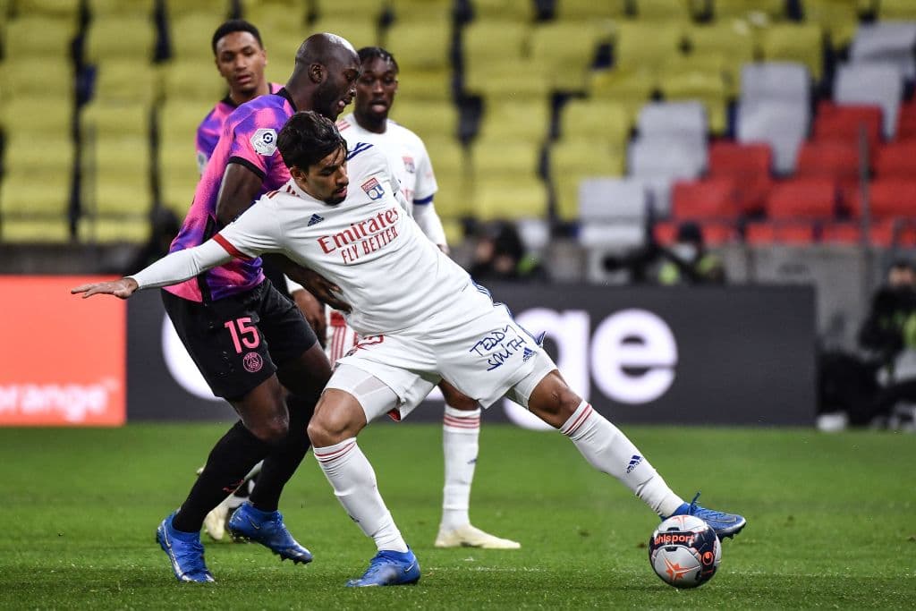 Paris Saint-Germain se impone 4-2 al Olympique y se lleva la victoria y de paso, el liderato en la Ligue 1. Kylian Mbappé anotó doblete, mientras que Angel Di María y Danilo Pereira aportaron un gol, por parte de Lyon, Simani y Cornet anotaro para su equipo, pero no les alcanzó para derrotar a los parisinos.