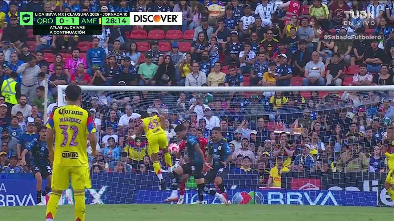 ¿Penal para el América? Se pide una mano en el área que el árbitro no señala