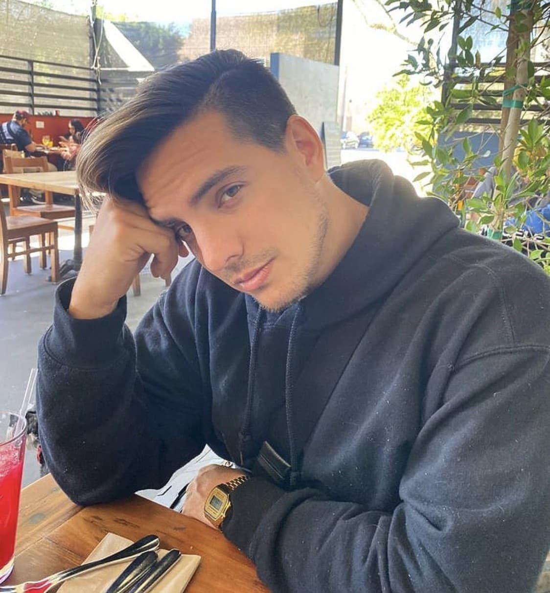 Al mismo tiempo, el joven sacerdote lidiará con sus propios monstruos emocionales para no desistir en el camino.
<br>