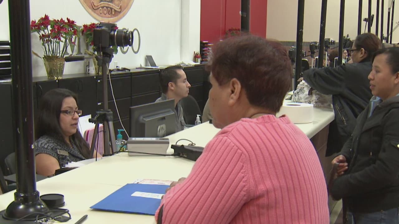 Estafadores acechan a millones de personas en EEUU que esperan un pasaporte