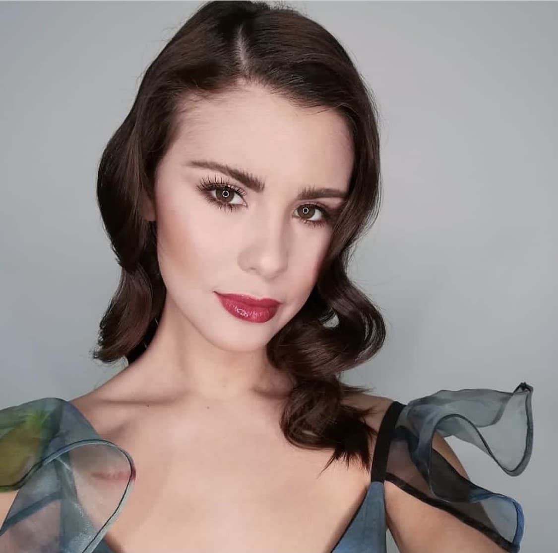 Lenka es una estudiante de Relaciones Internacionales, toca el violín y es una gran aficionada del canto, además habla español, inglés y francés.