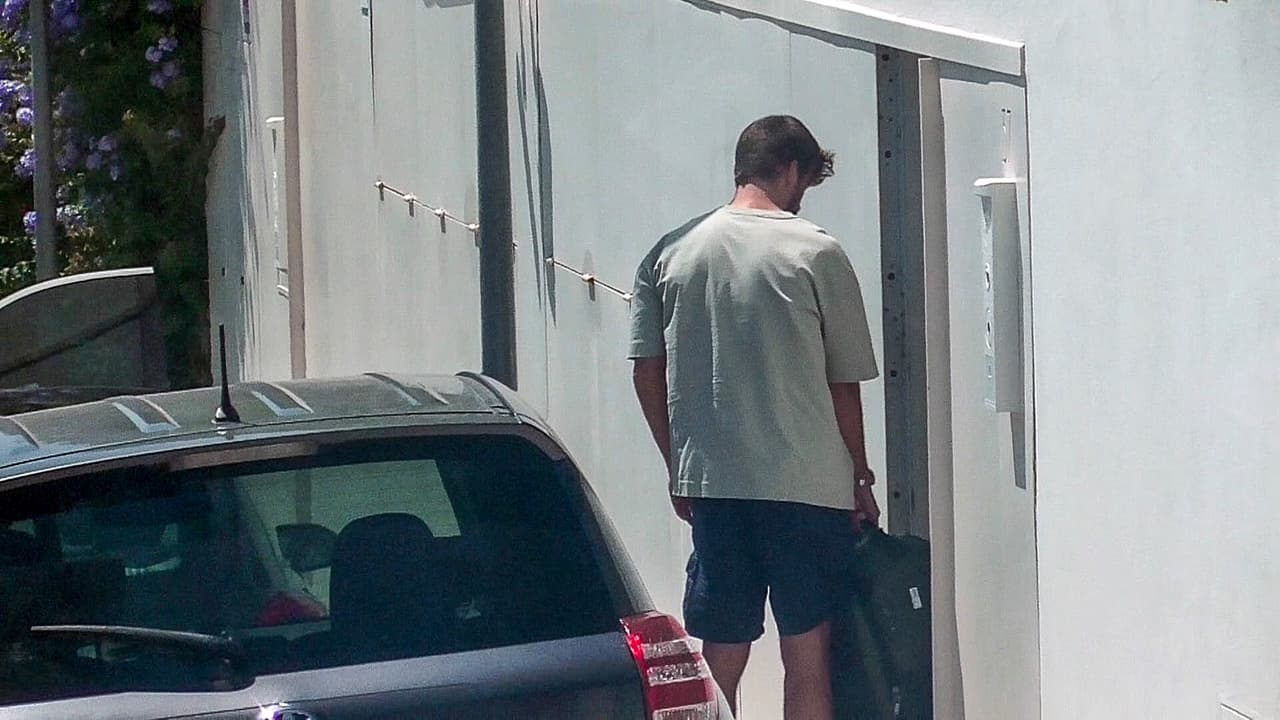 Según el reporte, Piqué pasará los próximos 15 días con sus hijos, gracias a que sus abogados y los de Shakira llegaron a un acuerdo sobre lo relativo a la custodia este verano. 
<br>