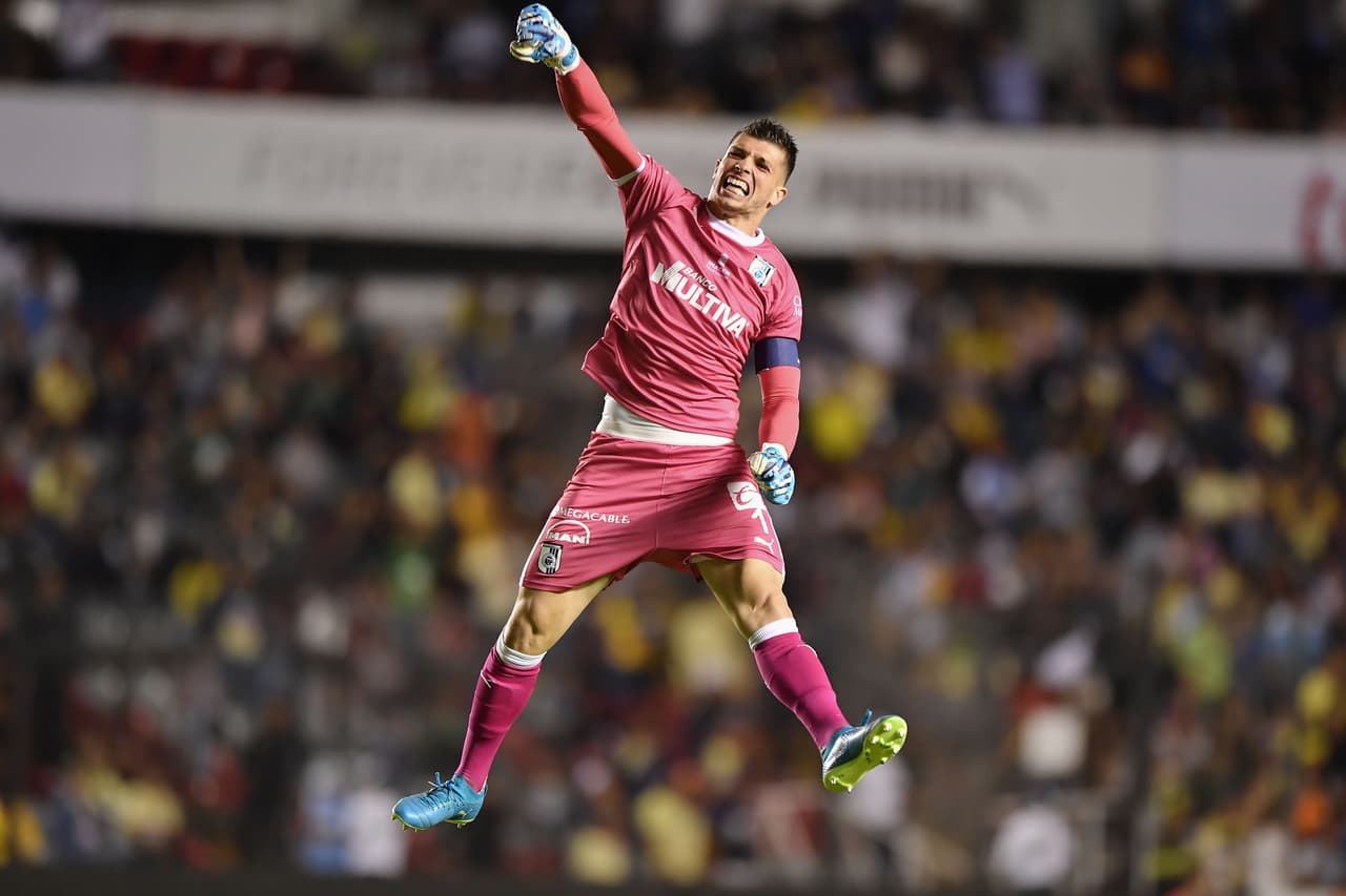 El arquero del Querétaro, Tiago Volpi, celebra el gol del empate anotado por Camilo Sanvezzo al minuto 77.