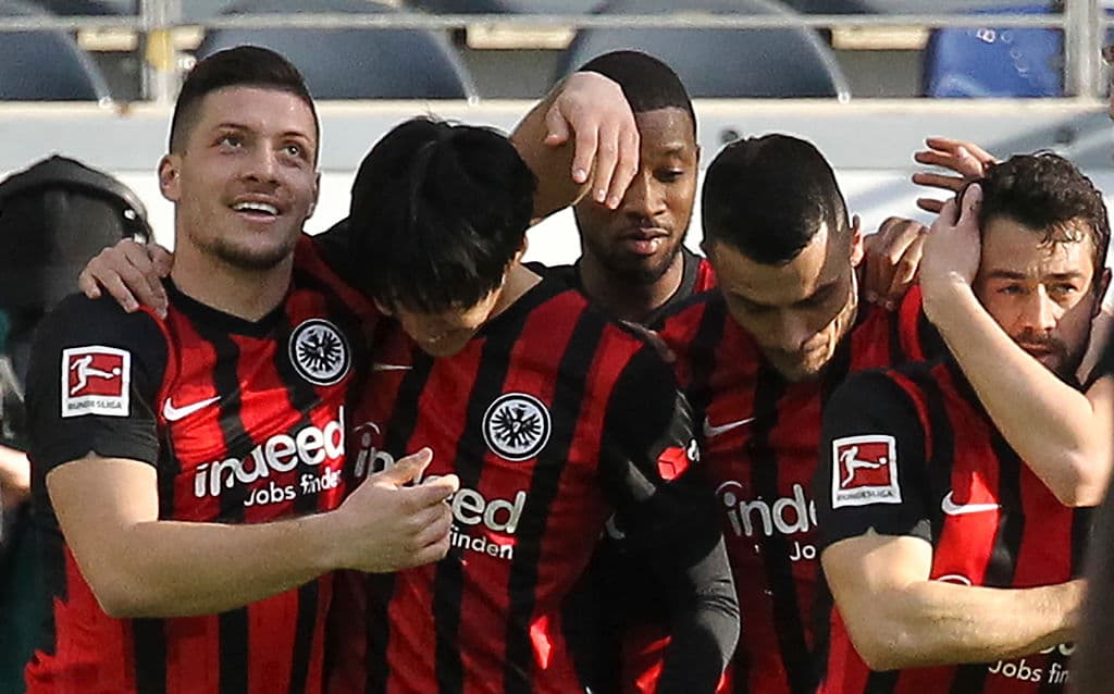 Frankfurt se hizo fuerte en casa y despachó al campeón del mundo 2-1. Bayern mantiene la cima con 49 puntos y Frankfurt llegó a 42.