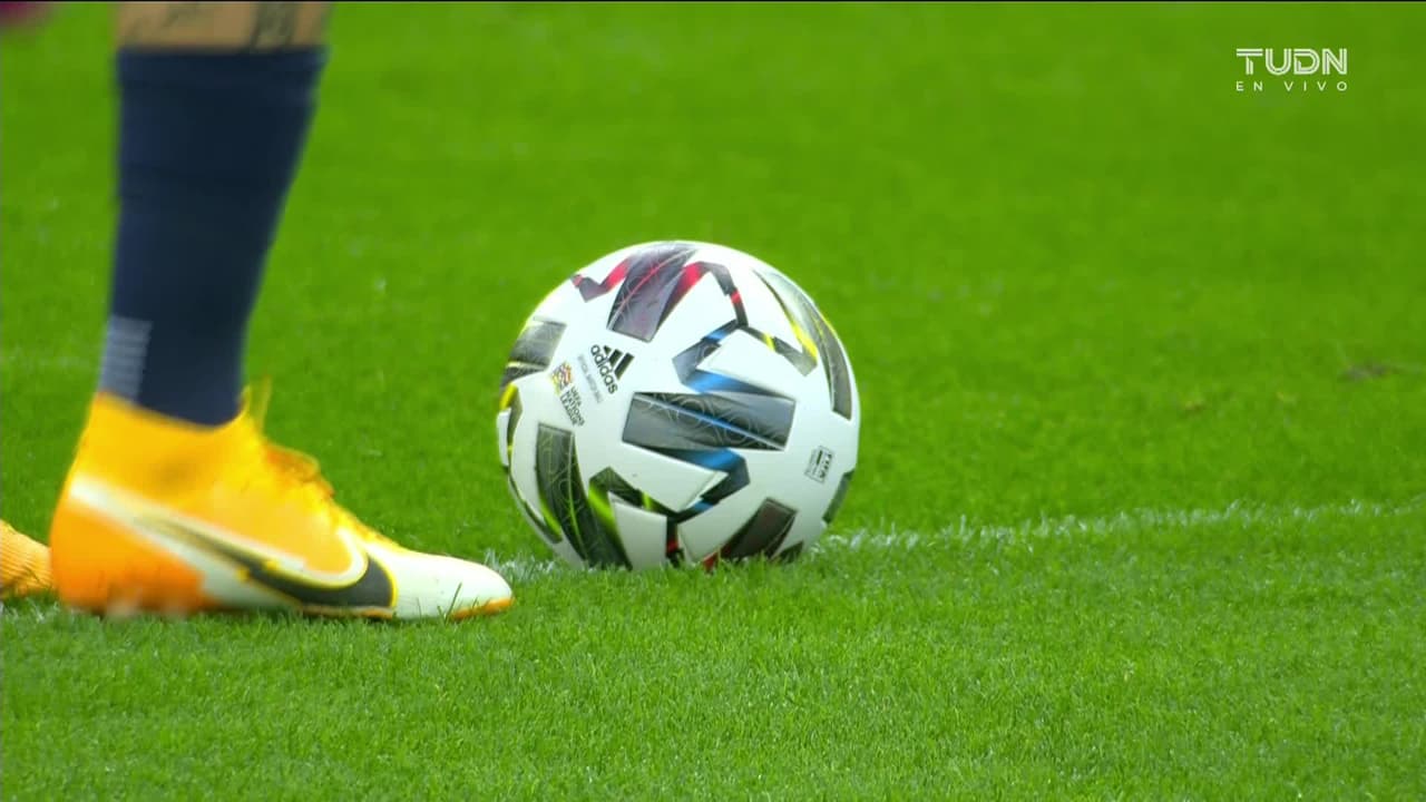 Arranca el partido y la pelota está en juego.