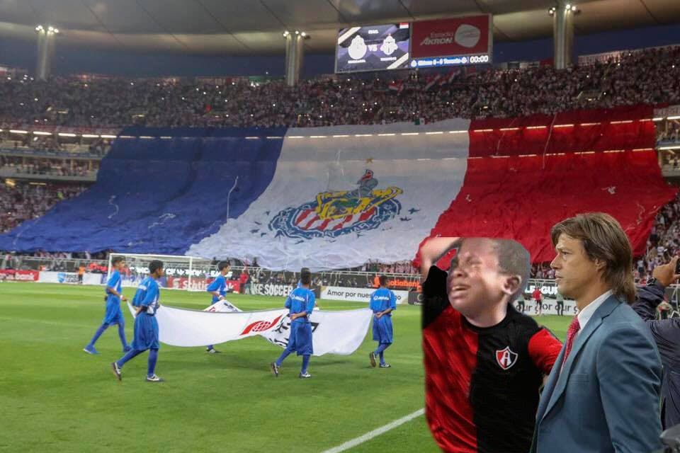 El equipo solo quería que su gente le ayudara a quitar a un intruso en un cuadro espectacular entre Matías Almeyda y la bandera gigante de su afición.