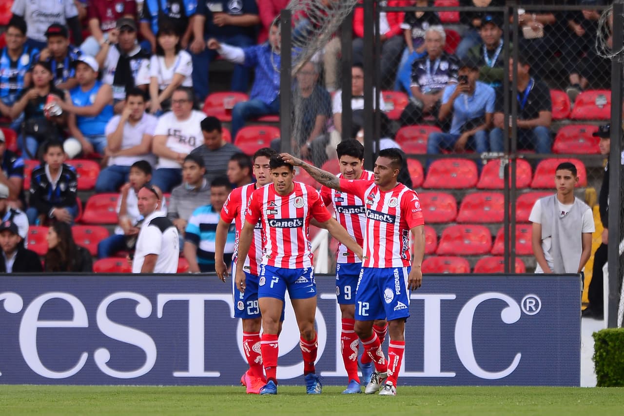 Al minuto 16 apareció Nicolás Ibáñez y marcó el primer gol del partido.