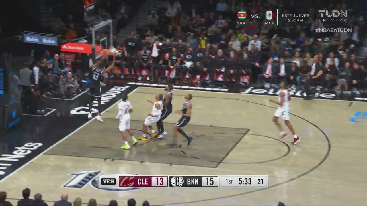 ¡Se pone la capa! 	Nic Claxton destruye el aro con su retacada