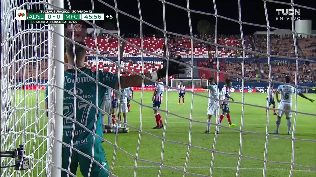 ¡TIRO ATAJADO! disparo por Facundo Waller.