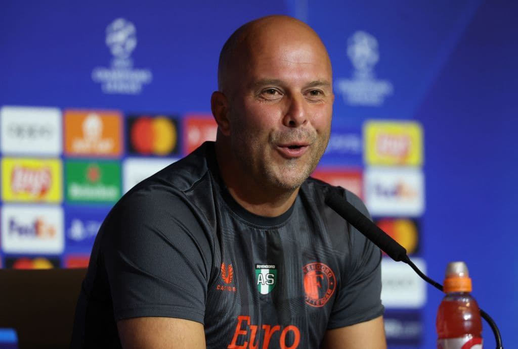 Arne Slot lanza dura crítica a Santi Giménez por fallas ante el Atlético 