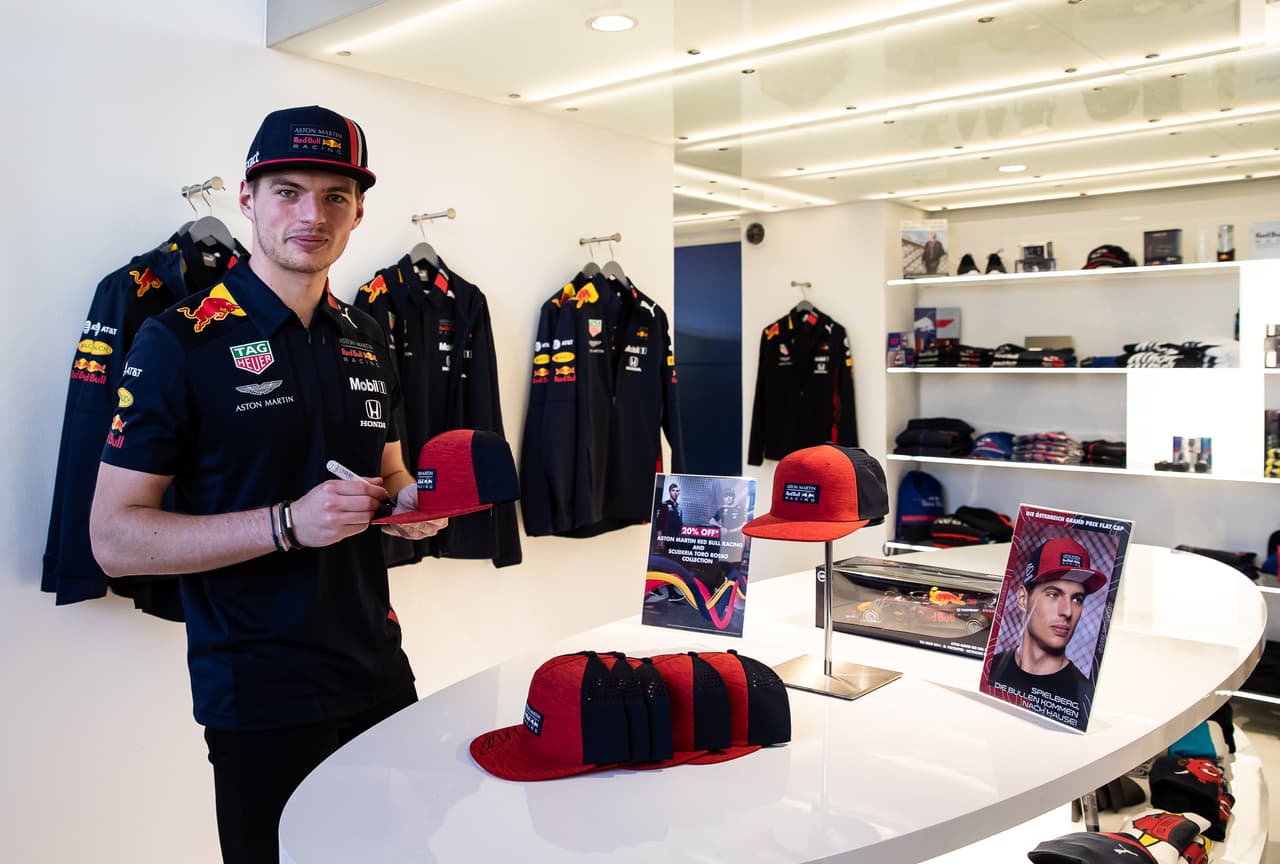 En Graz, a pocos kilómetros del Circuito Red Bull Ring en Spielberg, Max Verstappen encendió la actividad del Gran Premio de Austria con una visita a los aficionados, así como la tienda oficial de la escudería en la ciudad. A partir de este viernes los motores se encenderán con las primeras sesiones libres.