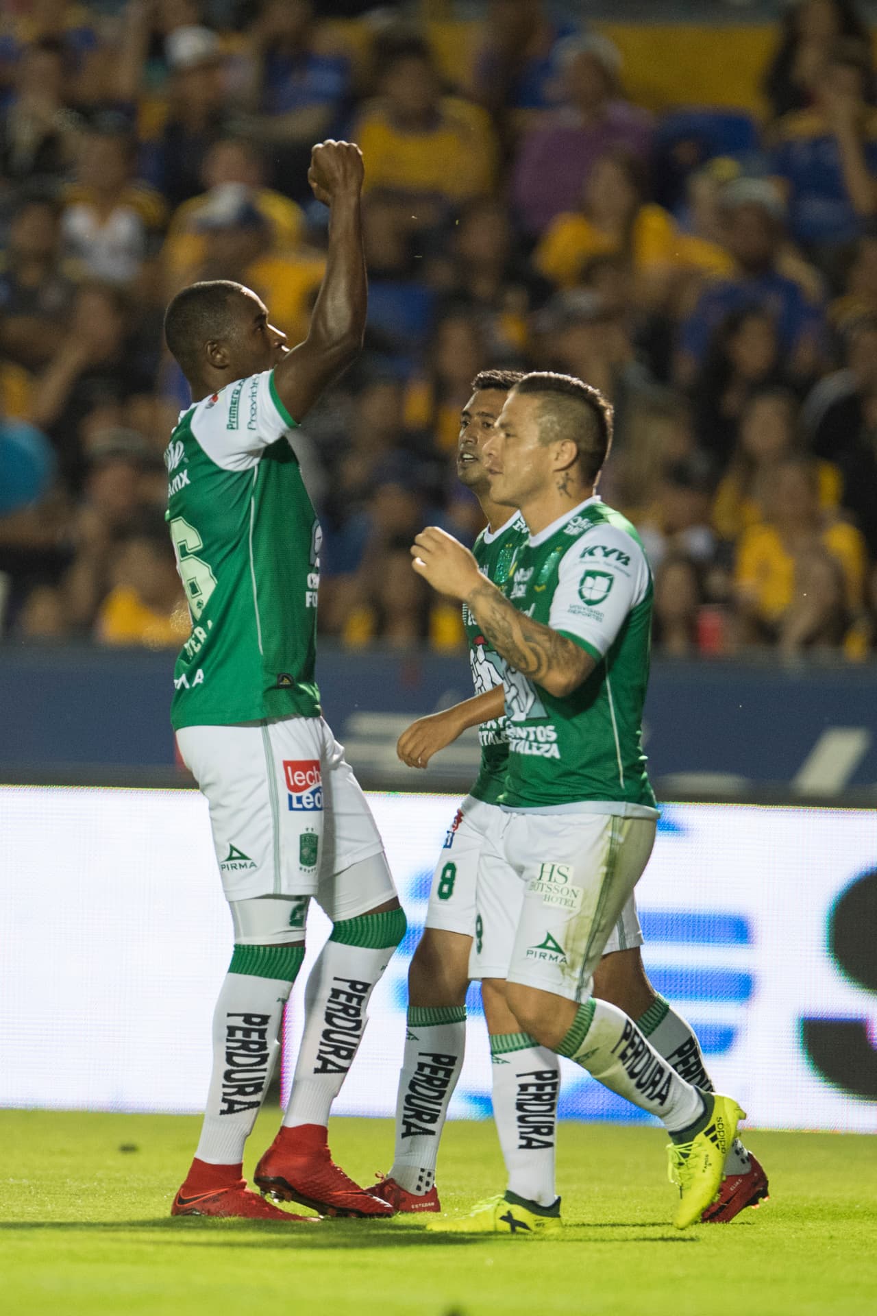 Con el empate a un tanto, León seguía obligado a marcar el segundo en los más de 65 minutos por disputarse.