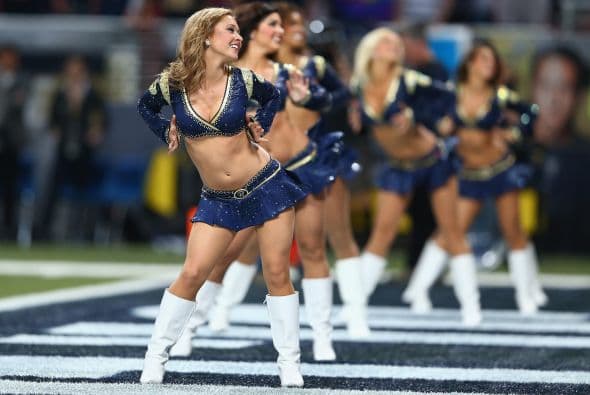 Lindas porristas de la NFL con sus sexys atuendos para enseñar sus hermosas figuras que calientan los emparrillados.