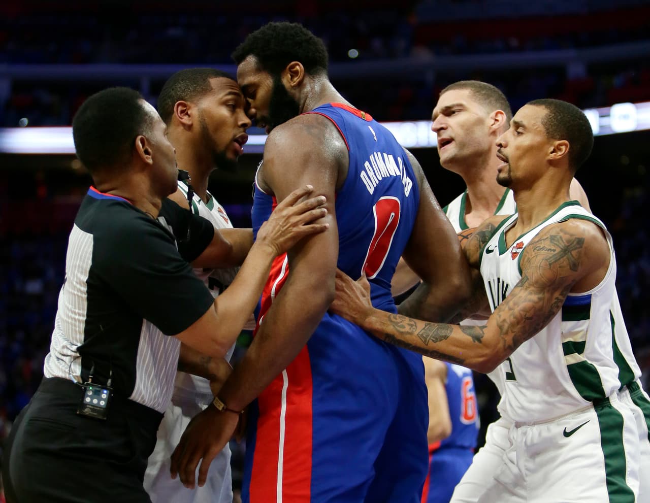 Los jugadores Sterling Brown y Andre Drummond (centro) tuvieron un conato de bronca durante el segundo cuarto del partido que finalmente no pasó a mayores.