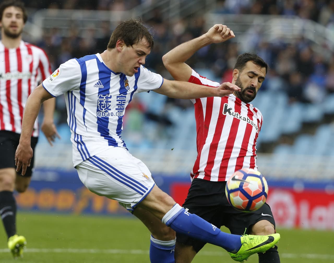 El propio Bautista (Real Sociedad) buscando un remate ante la marca de Mikel Balenziaga (Bilbao).
