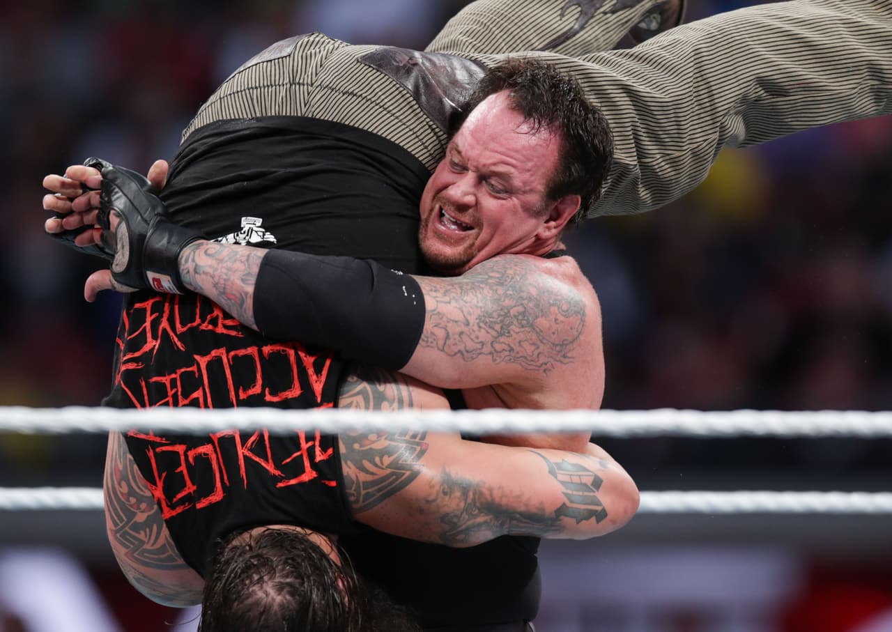 La Tombstone Piledriver fue otro movimiento de firma del Undertaker. Con este finalizaba las peleas y consistía en levantar a su rival boca abajo para luego dejarlo caer con su cabeza golpeando el piso primero.