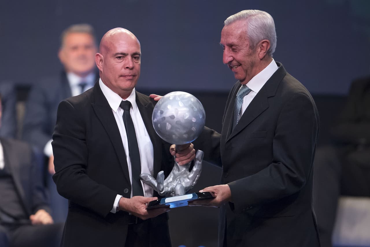 Gustavo Peña. Seleccionado nacional en 1966 y en 1970. Su hijo, Felipe Peña, recibió el reconocimiento.