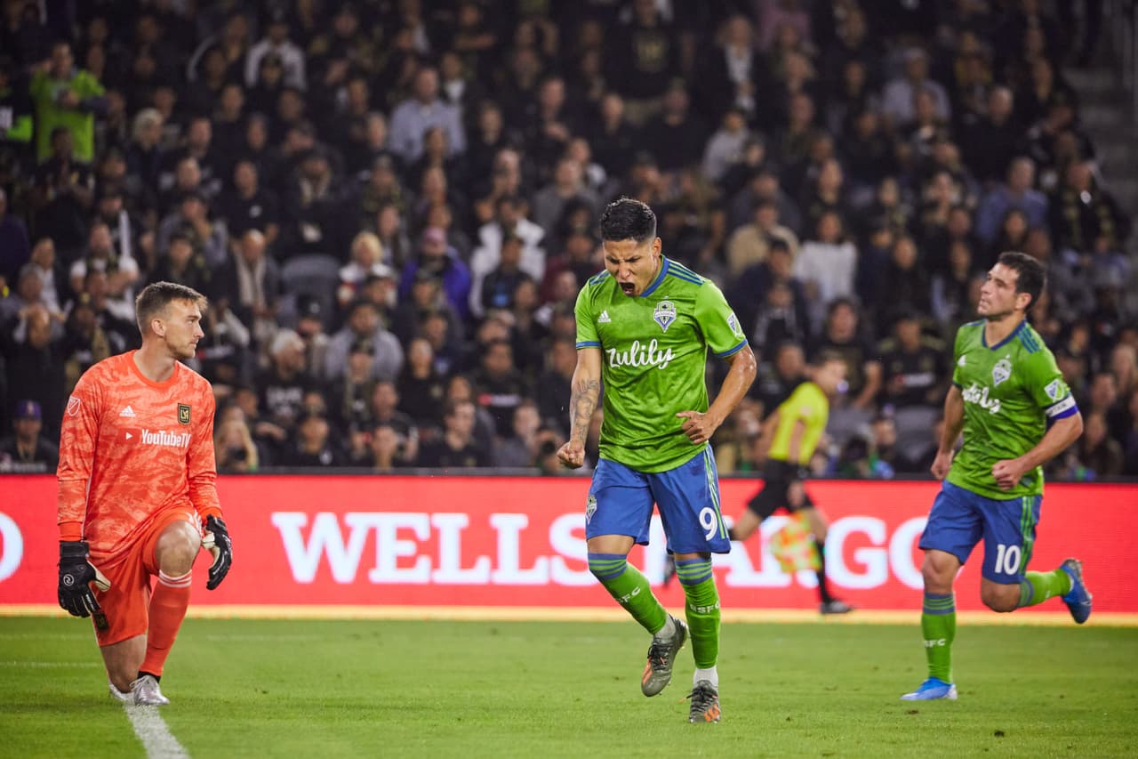 Edaurd Atuesta (17’) abrió el marcador para LAFC. Raúl Ruidíaz (22’, 64’) y Nicolás Lodeiro (26’) anotaron por los visitantes.