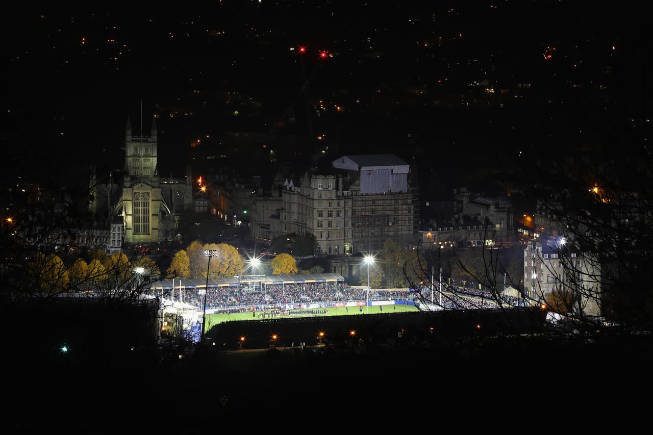 Espectacular marco para el choque de Anglo-Welsh Cup entre Bath y Leicester Tigers por el rugby de Inglaterra.