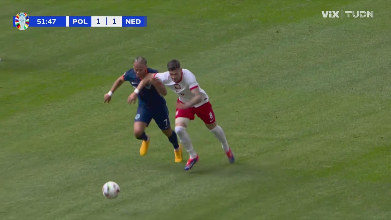 ¡Falta peligrosa! Moder le mete el codo en la garganta a Simons