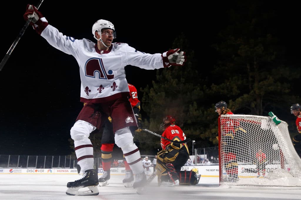 Más de 10 horas después de haber empezado, el partido terminó con el Colorado Avalanche victorioso ante los Golden Knights de Las Vegas, 3 a 2.