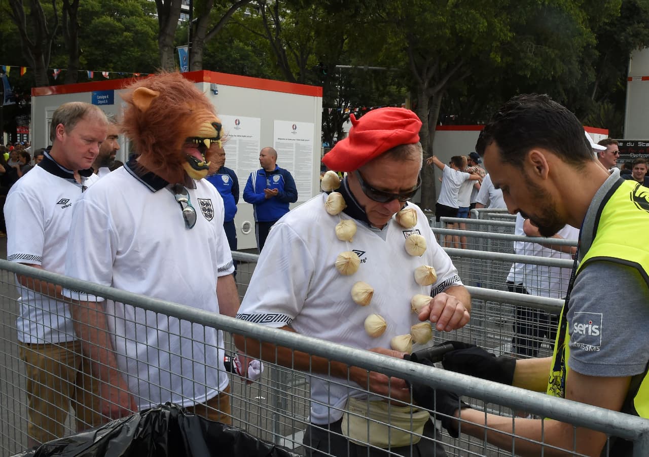 La seguridad en la entrada de los estadios.