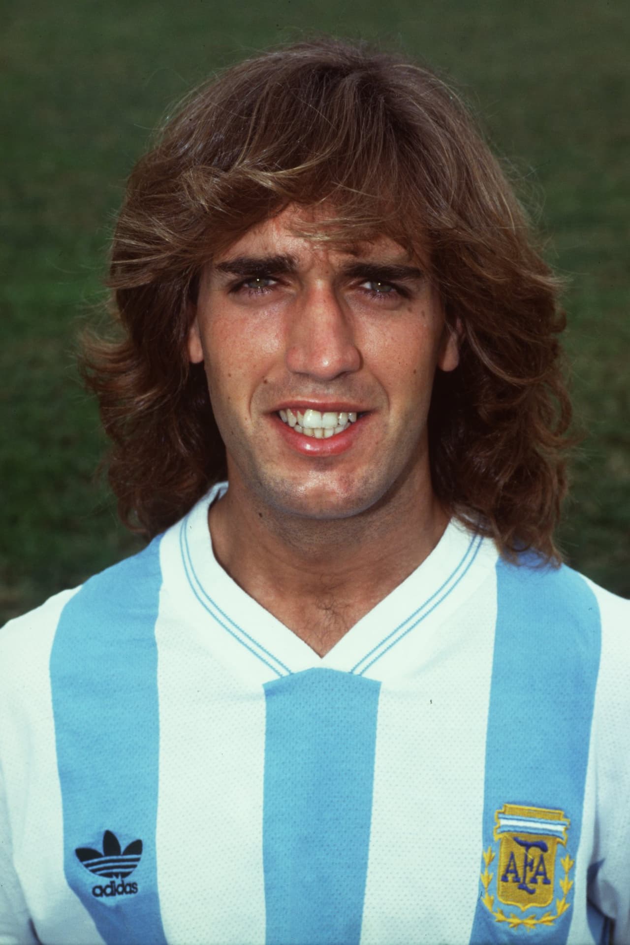 Gabriel Batistuta se caracterizó por su cabellera, la misma que lucía como todo un goleador renegado.