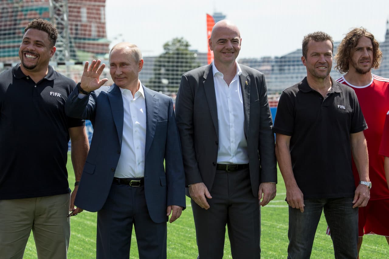 Los jóvenes futbolistas que participaban en un partido de exhibición en la Plaza Roja pudieron lucir sus habilidades ante las FIFA Legends, el presidente de la FIFA y el presidente de Rusia.