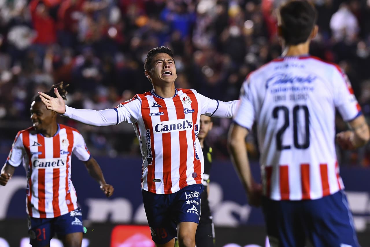Leaño respira… Chivas tuvo una bravía reacción en el segundo tiempo y rescató el empate tras un inicio desastroso que Atlético de San Luis no supo sostener.