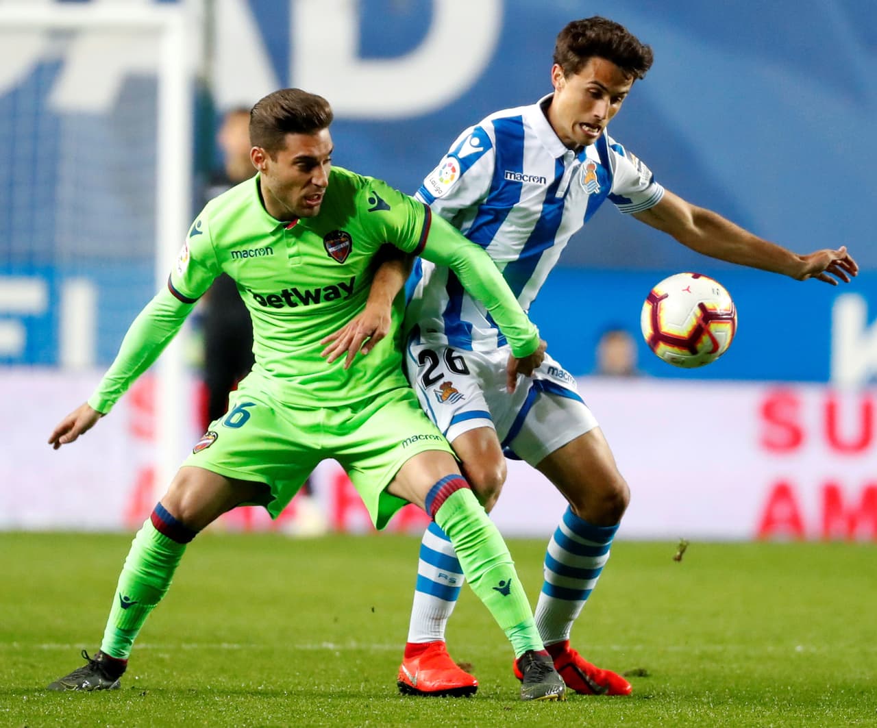 La Real Sociedad tuvo más la posesión del balón, pero el trabajo táctico del Levante le impedía llegar a la apertura del marcador.