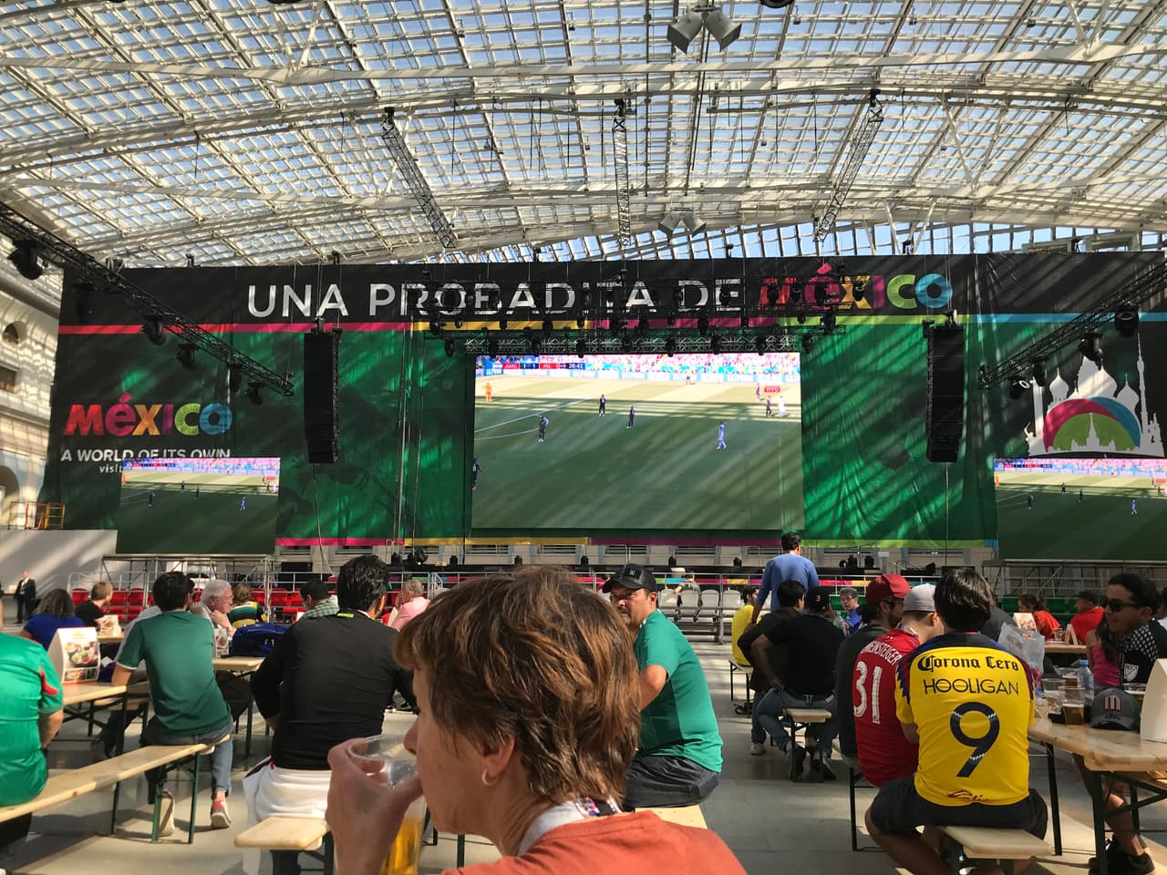 Acá se han reunido varios de fanáticos del Tri para vivir los partidos del Mundial en pantalla gigante.