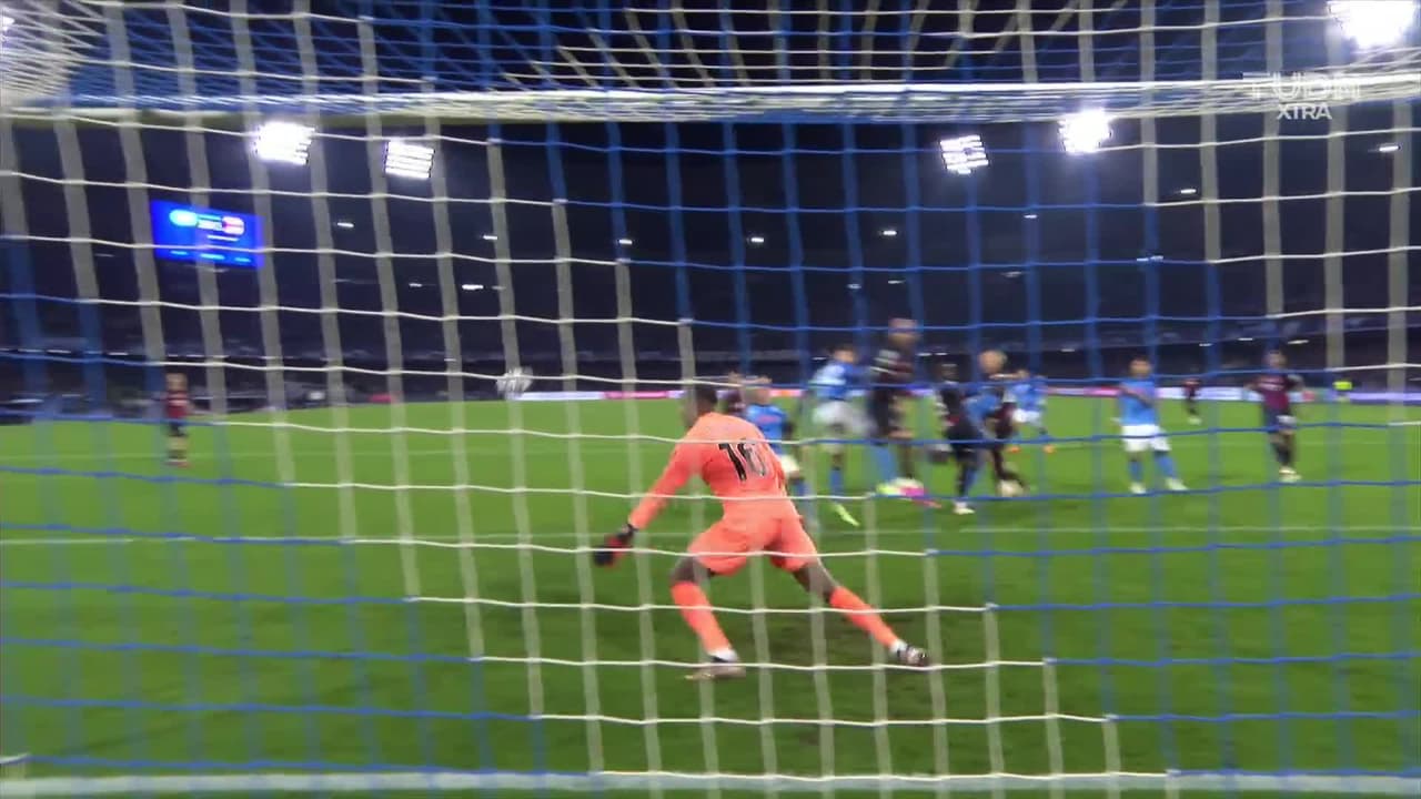 ¡GOL!  anota para Napoli. Victor Osimhen