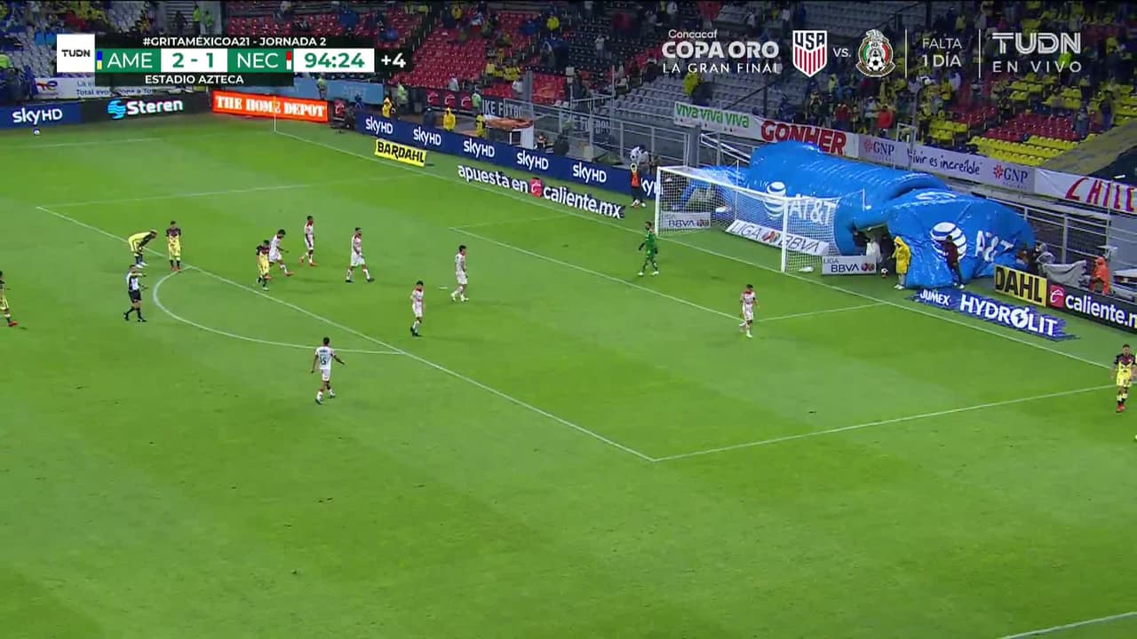 ¡TIRO ATAJADO! disparo por Roger Martínez.