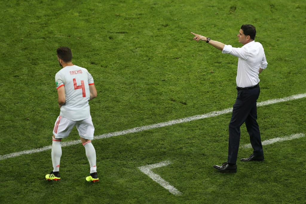 Nacho, autor del tercer gol de España, junto al técnico Hierro.