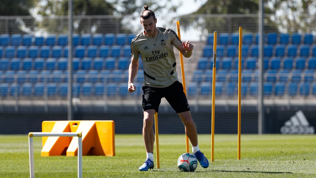 Gareth Bale ensaya la conducción del balón pegado al botín.