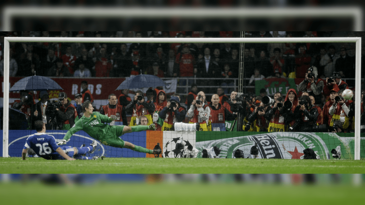 <b>El tiro decisivo</b>
<br>Ryan Giggs se encargó de poner el 6-5 y era el turno de Nicolás Anelka, el francés también pateó a la derecha de la portería y ahí se interpuso Edwin van der Sar para darle el título a los Red Devils.